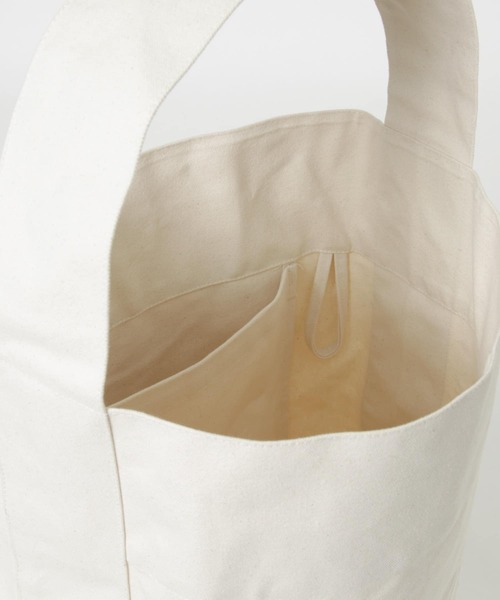 URBAN RESEARCH（アーバンリサーチ）の「Kaan　MEGA BUCKET TOTE（トートバッグ・メンズ・ブラック/ナチュラル・FREE）」の6枚目の写真