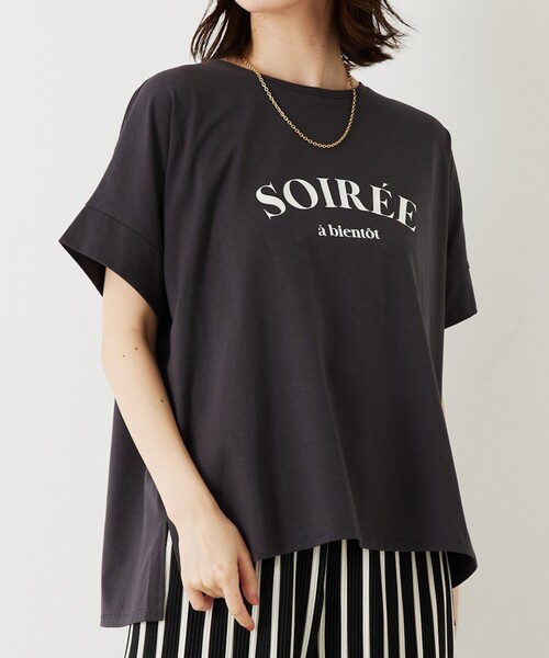 abahouse mavie(アバハウスマヴィ)の「ワイドロゴTシャツ(Tシャツ/カットソー・レディース・ホワイト系その他/グレー系その他/ホワイト系その他2/セージグリーン/グレー系その他2/ネイビー/ブラック・フリー)」の5枚目の写真