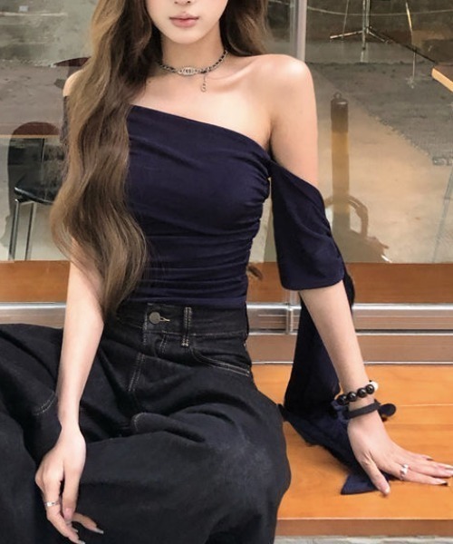 Achic（アシック）の「アシンメトリーオフショルダートップス（Tシャツ/カットソー・レディース・ホワイト/ブラック/ネイビー/ワイン・M）」の8枚目の写真