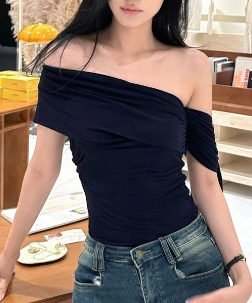 Achic（アシック）の「アシンメトリーオフショルダートップス（Tシャツ/カットソー・レディース・ホワイト/ブラック/ネイビー/ワイン・M）」の10枚目の写真