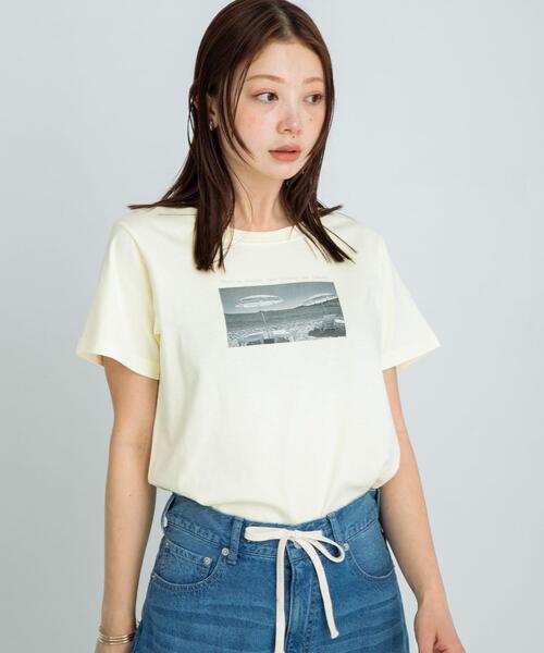 URBAN RESEARCH Sonny Label(アーバンリサーチサニーレーベル)の「フォトプリントTシャツ(Tシャツ/カットソー・レディース・オフホワイト/スミクロ/イエロー系その他・FREE)」の1枚目の写真
