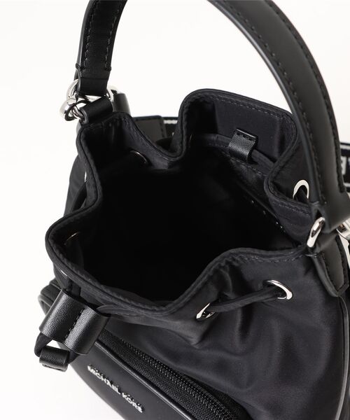 MICHAEL KORS（マイケルコース）の「KHAI ナイロン バケット バッグ スモール（ショルダーバッグ・レディース・ブラック・FREE）」の4枚目の写真