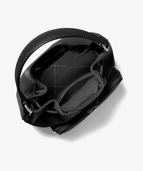 MICHAEL KORS（マイケルコース）の「KHAI ナイロン バケット バッグ スモール（ショルダーバッグ・レディース・ブラック・FREE）」の6枚目の写真