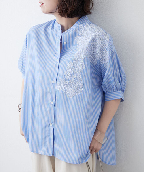 NAO(ナオ)の「【ワンポイントが効く♪】肩レースバンドカラーシャツブラウス(シャツ/ブラウス・レディース・オフホワイト/ネイビー/ストライプ・FREE)」の1枚目の写真