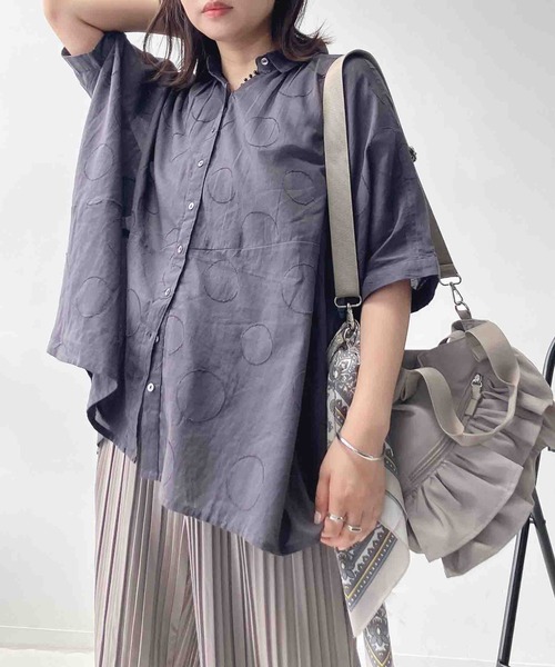AS KNOW AS plus(アズノゥアズプラス)の「●インドコットン ドットジャガード切替えゆるビッグシャツ(シャツ/ブラウス・レディース・オフホワイト/ブルー/ブラック/ブラック系/ブルー系/ホワイト系・FREE)」の5枚目の写真