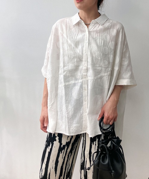 AS KNOW AS plus（アズノゥアズプラス）の「●インドコットン ドットジャガード切替えゆるビッグシャツ（シャツ/ブラウス・レディース・オフホワイト/ブルー/ブラック・FREE）」の2枚目の写真