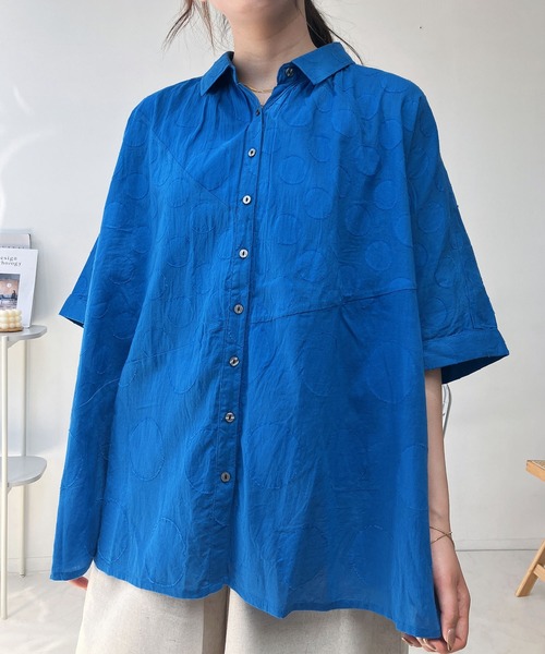 AS KNOW AS plus（アズノゥアズプラス）の「●インドコットン ドットジャガード切替えゆるビッグシャツ（シャツ/ブラウス・レディース・オフホワイト/ブルー/ブラック・FREE）」の5枚目の写真