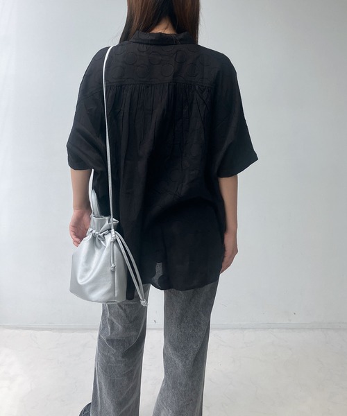 AS KNOW AS plus（アズノゥアズプラス）の「●インドコットン ドットジャガード切替えゆるビッグシャツ（シャツ/ブラウス・レディース・オフホワイト/ブルー/ブラック・FREE）」の11枚目の写真