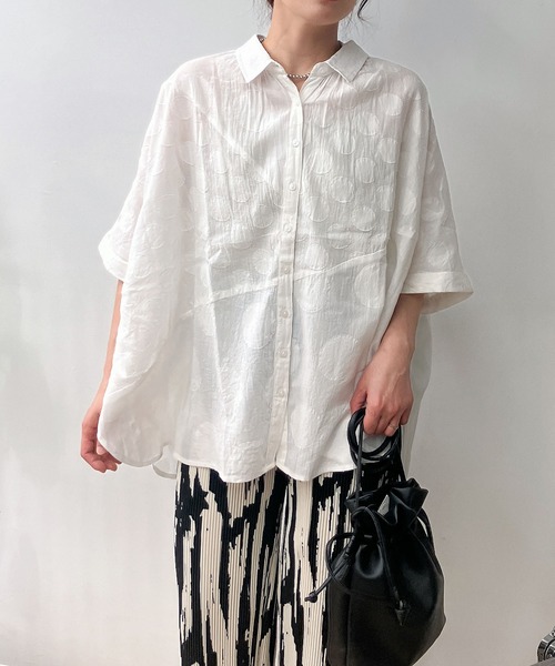 AS KNOW AS plus（アズノゥアズプラス）の「●インドコットン ドットジャガード切替えゆるビッグシャツ（シャツ/ブラウス・レディース・オフホワイト/ブルー/ブラック・FREE）」の14枚目の写真