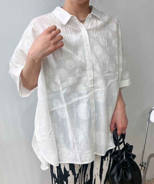 AS KNOW AS plus（アズノゥアズプラス）の「●インドコットン ドットジャガード切替えゆるビッグシャツ（シャツ/ブラウス・レディース・オフホワイト/ブルー/ブラック・FREE）」の15枚目の写真