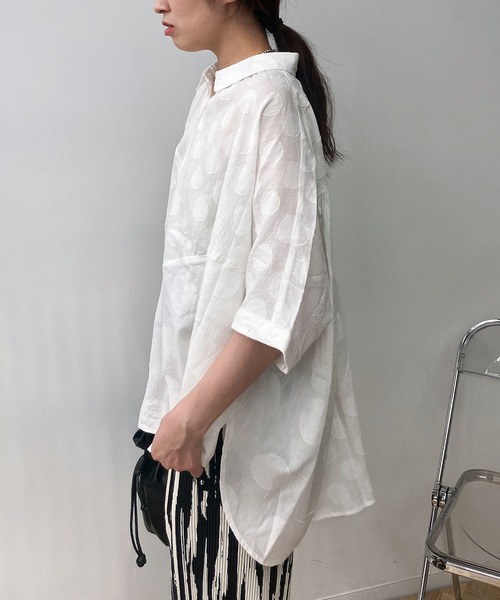 AS KNOW AS plus（アズノゥアズプラス）の「●インドコットン ドットジャガード切替えゆるビッグシャツ（シャツ/ブラウス・レディース・オフホワイト/ブルー/ブラック・FREE）」の17枚目の写真