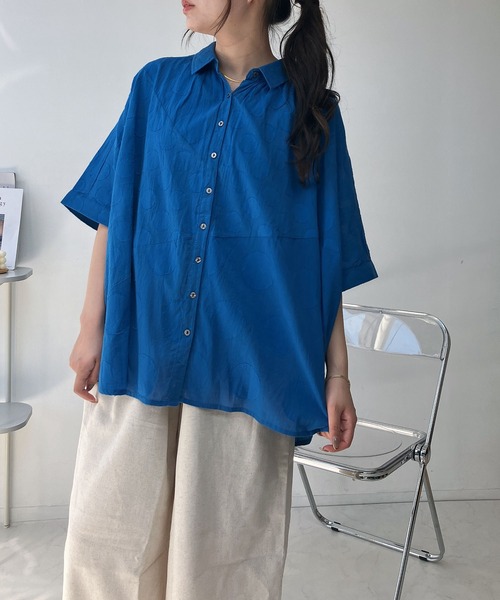 AS KNOW AS plus（アズノゥアズプラス）の「●インドコットン ドットジャガード切替えゆるビッグシャツ（シャツ/ブラウス・レディース・オフホワイト/ブルー/ブラック・FREE）」の4枚目の写真
