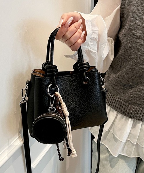 florist（フローリスト）の「【コードチャーム＆丸ポーチ付】2WAY レザーライクツイストハンドバッグ/ショルダーバッグ（ハンドバッグ・レディース・ブルーグレー/ブラック/ホワイト/ピンク・FREE）」の21枚目の写真