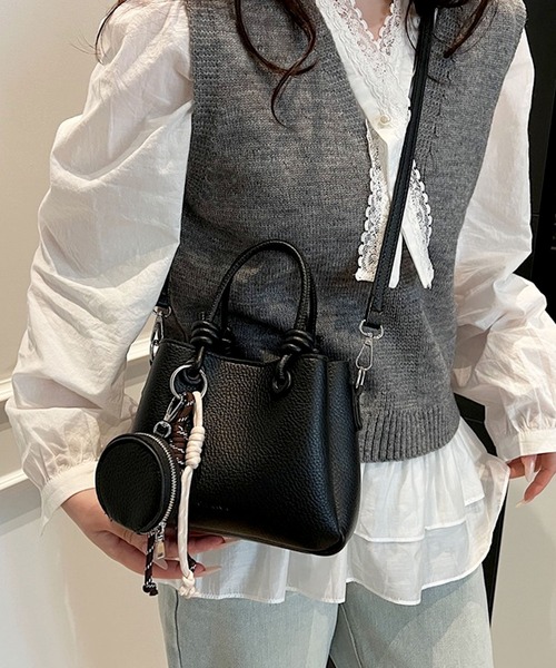 florist（フローリスト）の「【コードチャーム＆丸ポーチ付】2WAY レザーライクツイストハンドバッグ/ショルダーバッグ（ハンドバッグ・レディース・ブルーグレー/ブラック/ホワイト/ピンク・FREE）」の19枚目の写真