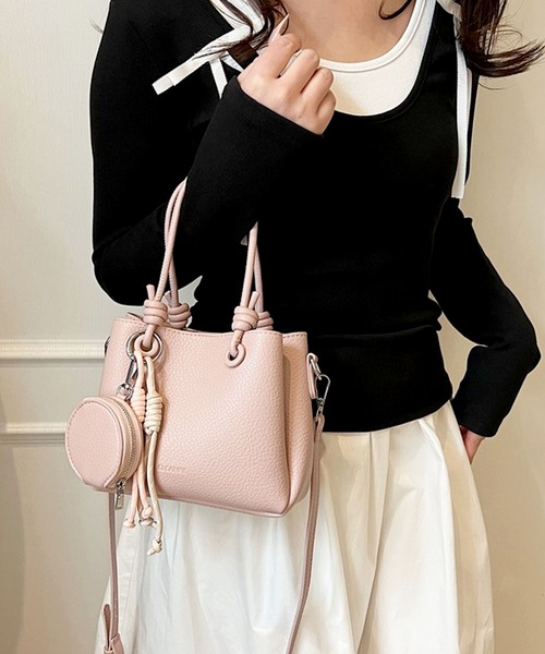 florist（フローリスト）の「【コードチャーム＆丸ポーチ付】2WAY レザーライクツイストハンドバッグ/ショルダーバッグ（ハンドバッグ・レディース・ブルーグレー/ブラック/ホワイト/ピンク・FREE）」の13枚目の写真