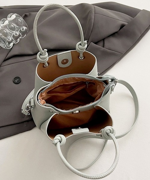 florist（フローリスト）の「【コードチャーム＆丸ポーチ付】2WAY レザーライクツイストハンドバッグ/ショルダーバッグ（ハンドバッグ・レディース・ブルーグレー/ブラック/ホワイト/ピンク・FREE）」の11枚目の写真