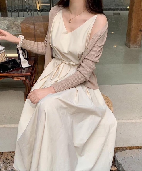 Aelina(エリナ)の「Vネックリボンポケット付きキャミワンピース(ワンピース・レディース・ネイビー/ベージュ・F)」の9枚目の写真