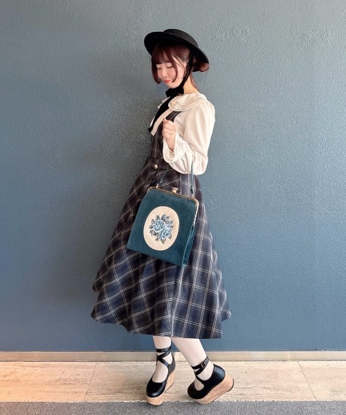 カメオローズ刺繍スクエアがま口バッグ/fint フィント（ハンドバッグ