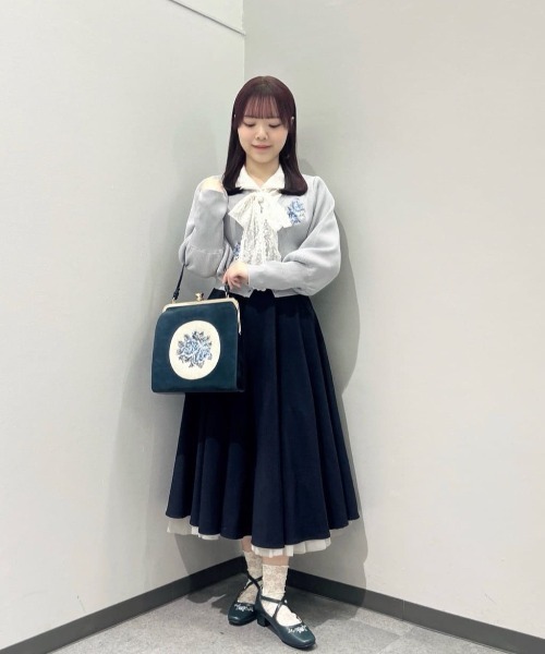 カメオローズ刺繍スクエアがま口バッグ/fint フィント（ハンドバッグ
