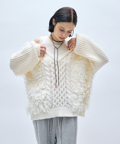 AIC.（エーアイシー）の「カットアウトループ編みケーブルニット