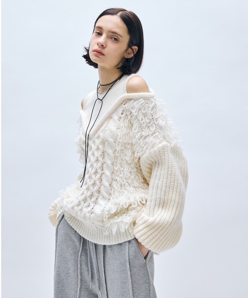 AIC.（エーアイシー）の「カットアウトループ編みケーブルニット