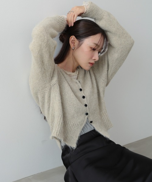 Bab（バブ）の「ショートシャギーくるみボタンカーディガン（カーディガン/ボレロ・レディース・ベージュ/ブルー/グレー/オフホワイト/ブラウン・FREE）」の4枚目の写真