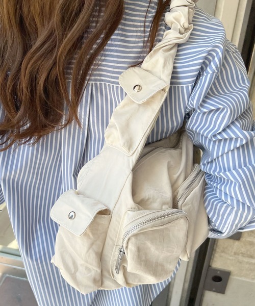 Futier land（フューティアランド）の「マルチポケットバッグ　ショルダーバッグ　アジャスター付き（ショルダーバッグ・レディース・アイボリー/ブラック・FREE）」の4枚目の写真