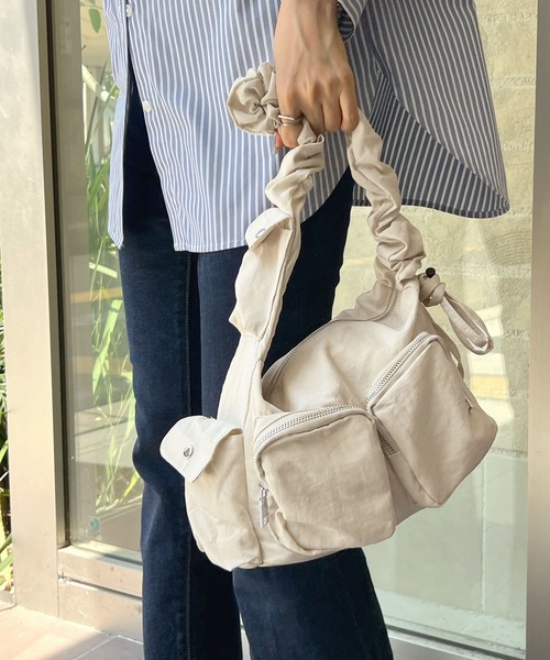 Futier land（フューティアランド）の「マルチポケットバッグ　ショルダーバッグ　アジャスター付き（ショルダーバッグ・レディース・アイボリー/ブラック・FREE）」の6枚目の写真