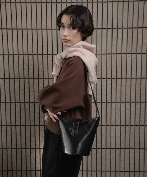 lawgy（ラウジー）の「triangle logo one handle bag / トライアングルロゴワンハンドルバッグ（ハンドバッグ・レディース・ブラック/ホワイト/ブラウン・FREE）」の2枚目の写真