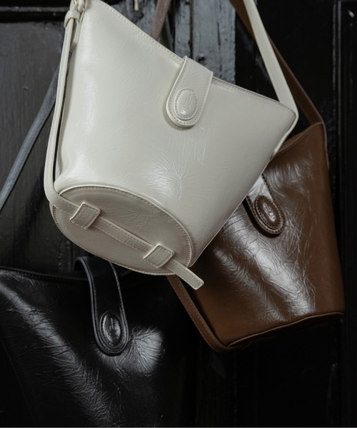 lawgy（ラウジー）の「triangle logo one handle bag / トライアングルロゴワンハンドルバッグ（ハンドバッグ・レディース・ブラック/ホワイト/ブラウン・FREE）」の11枚目の写真