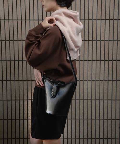 lawgy（ラウジー）の「triangle logo one handle bag / トライアングルロゴワンハンドルバッグ（ハンドバッグ・レディース・ブラック/ホワイト/ブラウン・FREE）」の4枚目の写真