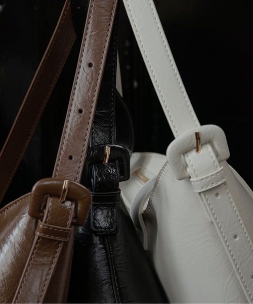 lawgy（ラウジー）の「triangle logo one handle bag / トライアングルロゴワンハンドルバッグ（ハンドバッグ・レディース・ブラック/ホワイト/ブラウン・FREE）」の6枚目の写真