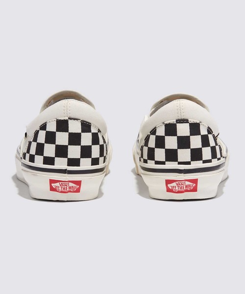 VANS(バンズ)の「スリッポン / Slip-On Reissue 98 CHECKERBOARD / VN000CTCKIG1(スニーカー・メンズ・ブラック×ホワイト・4/4.5/5/5.5/6/6.5/7/7.5/8/8.5/9/9.5/10/10.5/11/11.5/12)」の4枚目の写真