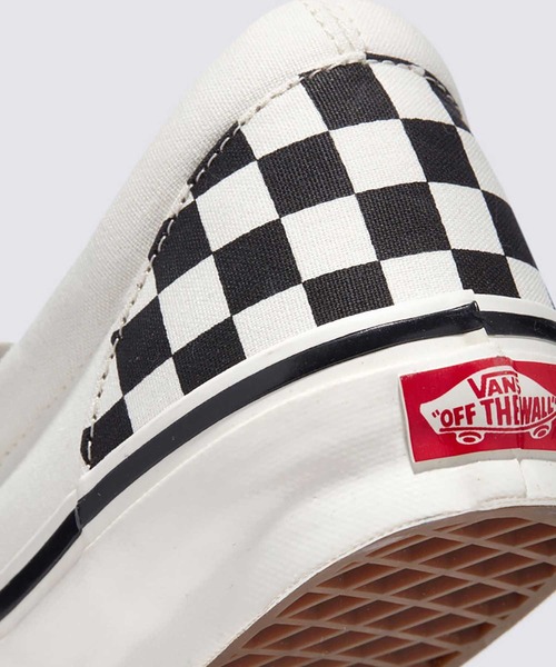 VANS(バンズ)の「スリッポン / Slip-On Reissue 98 CHECKERBOARD / VN000CTCKIG1(スニーカー・メンズ・ブラック×ホワイト・4/4.5/5/5.5/6/6.5/7/7.5/8/8.5/9/9.5/10/10.5/11/11.5/12)」の5枚目の写真
