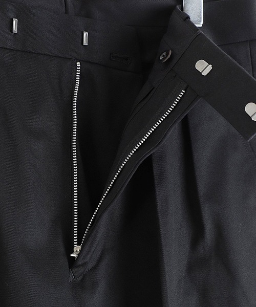 Scye（サイ）の「Scye / サイ ベーシックス：San Joaquin Cotton Pleated Trousers：5125-83529[MUS]（チノパンツ・メンズ・ブラック/ベージュ・36/38）」の5枚目の写真