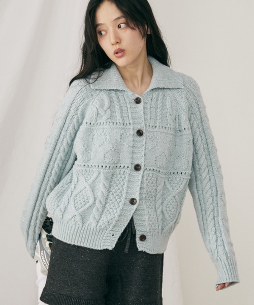 MERLOT（メルロー）の「ケーブル編みハートショートカーディガン（カーディガン/ボレロ・レディース・ブルー/ホワイト/グリーン・FREE）」の3枚目の写真
