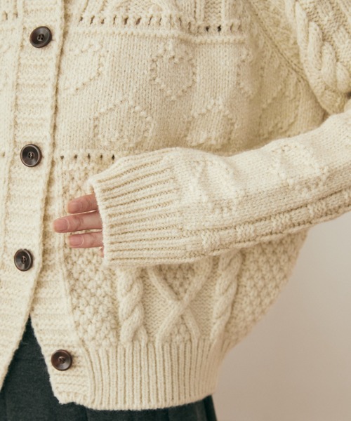 MERLOT（メルロー）の「ケーブル編みハートショートカーディガン（カーディガン/ボレロ・レディース・ブルー/ホワイト/グリーン・FREE）」の19枚目の写真