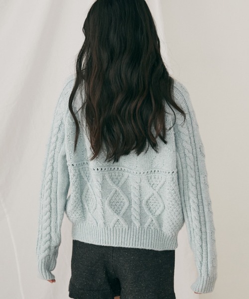 MERLOT（メルロー）の「ケーブル編みハートショートカーディガン（カーディガン/ボレロ・レディース・ブルー/ホワイト/グリーン・FREE）」の4枚目の写真