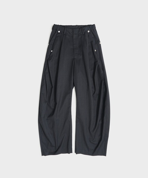 CONZ(コンズ)の「CURVE LEG TROUSERS(スラックス・レディース・グレイッシュベージュ/ストライプ/ブラック・1/2)」の3枚目の写真