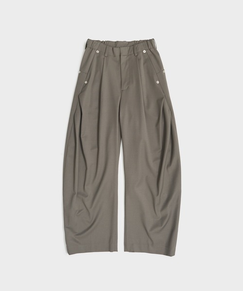 CONZ(コンズ)の「CURVE LEG TROUSERS(スラックス・レディース・グレイッシュベージュ/ストライプ/ブラック・1/2)」の2枚目の写真