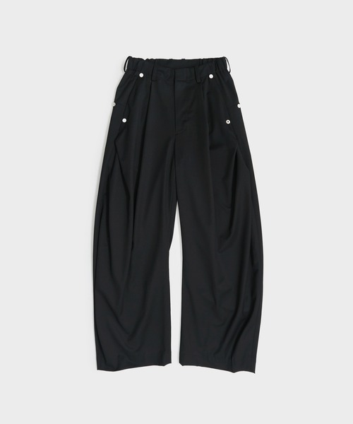CONZ(コンズ)の「CURVE LEG TROUSERS(スラックス・レディース・グレイッシュベージュ/ストライプ/ブラック・1/2)」の1枚目の写真