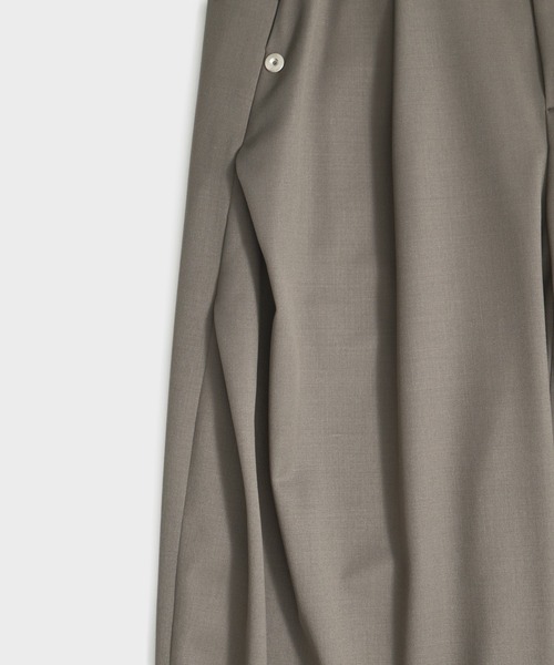 CONZ(コンズ)の「CURVE LEG TROUSERS(スラックス・レディース・グレイッシュベージュ/ストライプ/ブラック・1/2)」の21枚目の写真