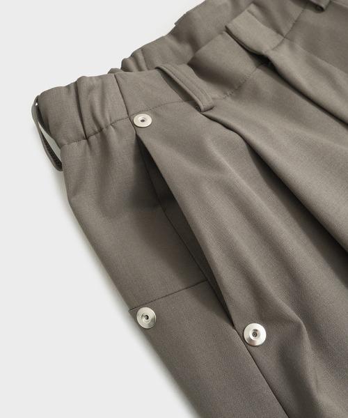 CONZ(コンズ)の「CURVE LEG TROUSERS(スラックス・レディース・グレイッシュベージュ/ストライプ/ブラック・1/2)」の20枚目の写真