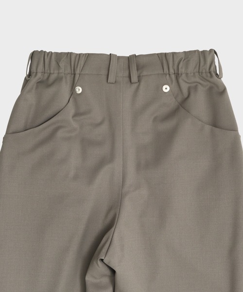CONZ(コンズ)の「CURVE LEG TROUSERS(スラックス・レディース・グレイッシュベージュ/ストライプ/ブラック・1/2)」の22枚目の写真