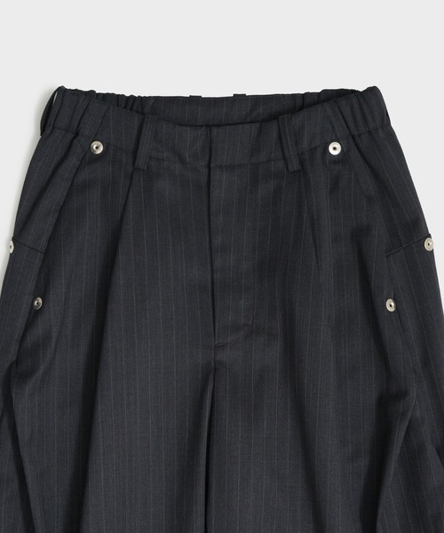 CONZ(コンズ)の「CURVE LEG TROUSERS(スラックス・レディース・グレイッシュベージュ/ストライプ/ブラック・1/2)」の18枚目の写真