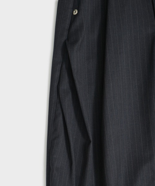 CONZ(コンズ)の「CURVE LEG TROUSERS(スラックス・レディース・グレイッシュベージュ/ストライプ/ブラック・1/2)」の16枚目の写真