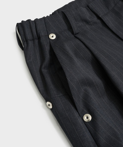 CONZ(コンズ)の「CURVE LEG TROUSERS(スラックス・レディース・グレイッシュベージュ/ストライプ/ブラック・1/2)」の15枚目の写真