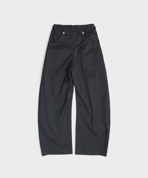 CONZ(コンズ)の「CURVE LEG TROUSERS(スラックス・レディース・グレイッシュベージュ/ストライプ/ブラック・1/2)」の19枚目の写真