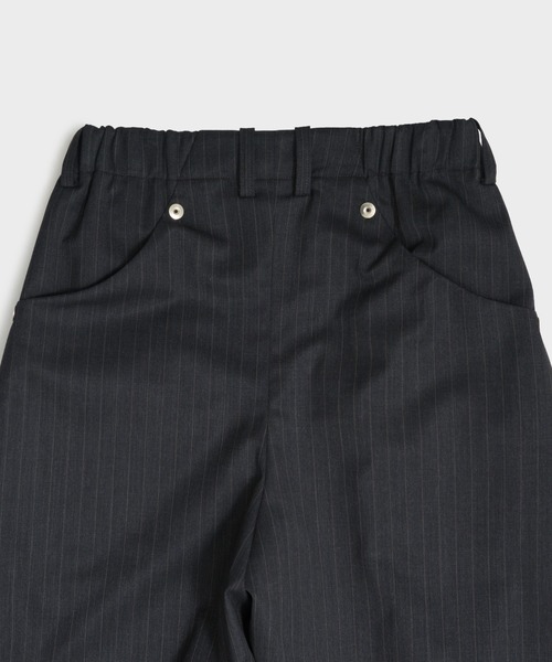 CONZ(コンズ)の「CURVE LEG TROUSERS(スラックス・レディース・グレイッシュベージュ/ストライプ/ブラック・1/2)」の17枚目の写真