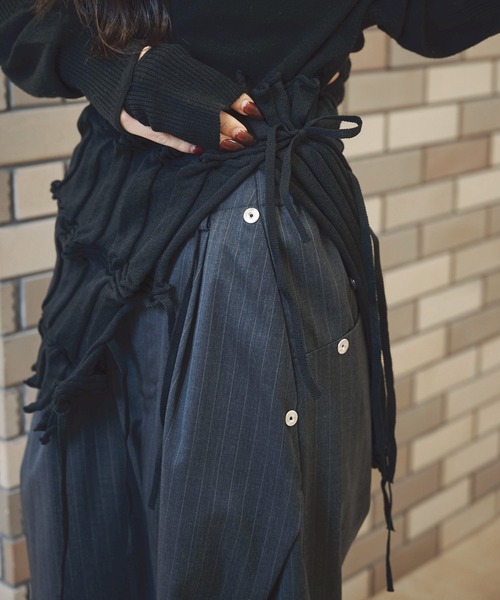 CONZ(コンズ)の「CURVE LEG TROUSERS(スラックス・レディース・グレイッシュベージュ/ストライプ/ブラック・1/2)」の14枚目の写真